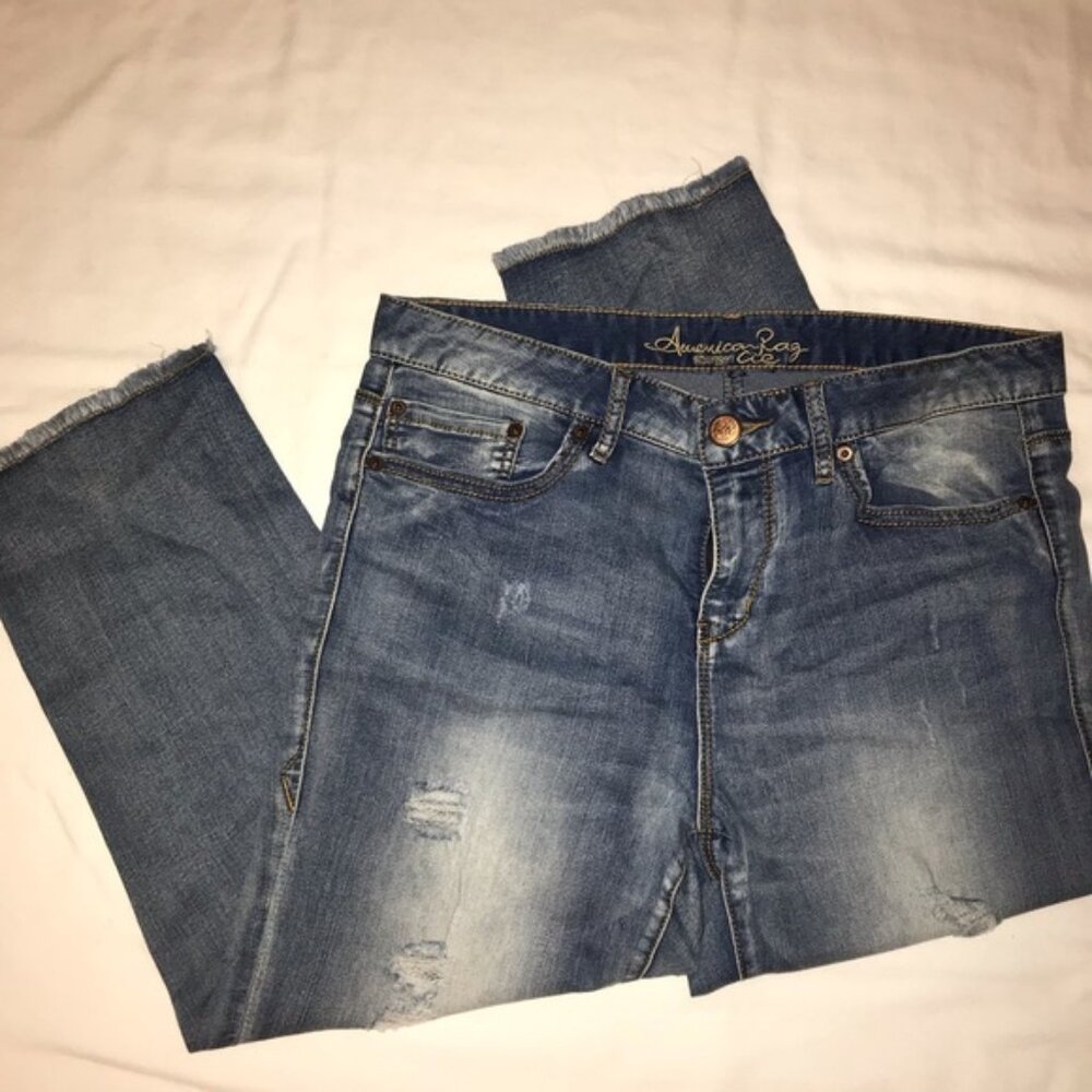 American rag distressed blue jeans CAPRIS